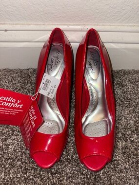 dexflex comfort Red Patent Peep-Toe Pumps